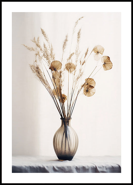 Eine mit Trockenblumen gefüllte Vase auf einem Tisch