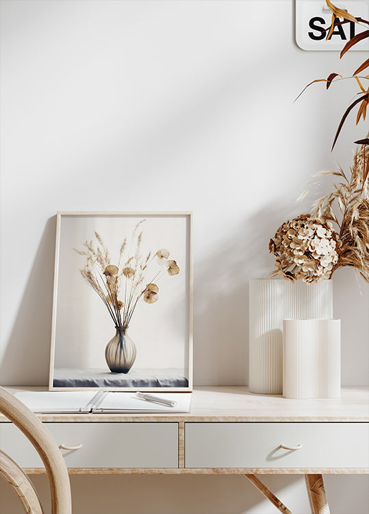 ein weißer Schreibtisch mit einer Blumenvase darauf