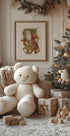 ein Teddybär, der neben einem Weihnachtsbaum sitzt