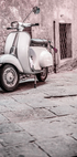 Poster „Vintage Scooter in Cobblestone Alley“ - Posterbox.dk