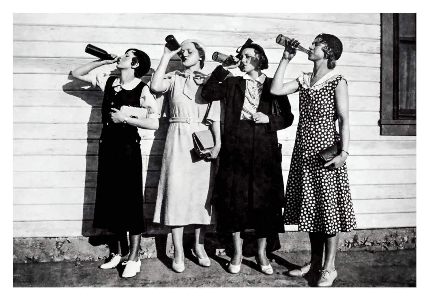 Vintage Frauen trinken Bier Schwarz-Weiß-Poster - Posterbox.dk