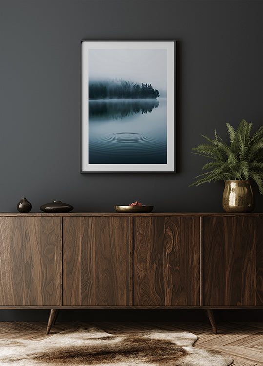 Wasserwellen und nebliger Wald Poster - Posterbox.dk