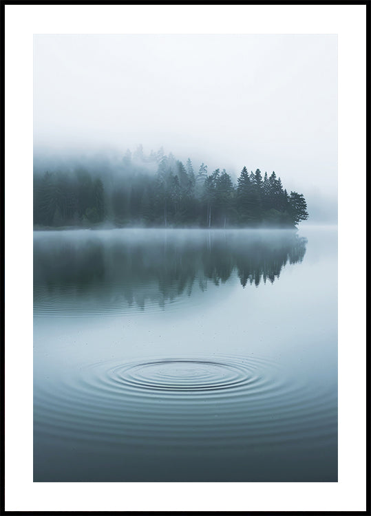 Wasserwellen und nebliger Wald Poster - Posterbox.dk