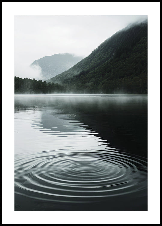 Wasserwellen im Bergsee Poster - Posterbox.dk
