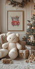 ein Teddybär, der vor einem Weihnachtsbaum sitzt