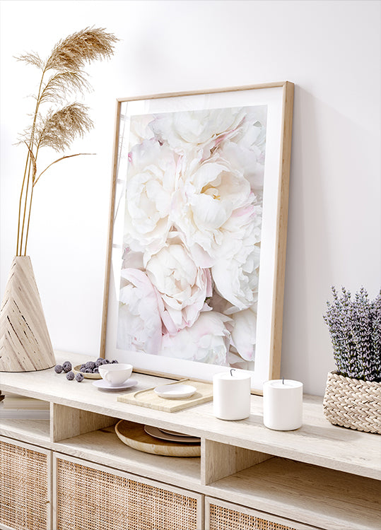 Poster mit weißen Pfingstrosen und sanften romantischen Blumen in Nahaufnahme - Posterbox.dk