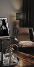 Frau in Licht und Schatten Poster - Posterbox.dk