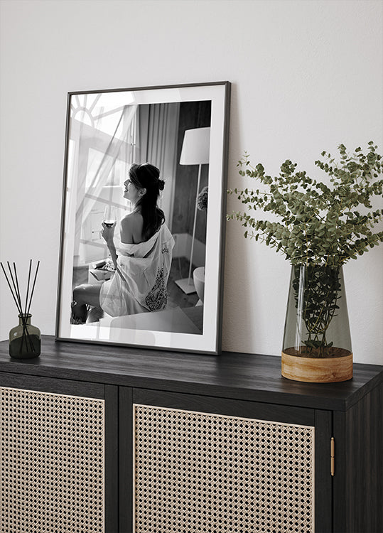 Frau entspannt sich mit Wein Poster - Posterbox.dk