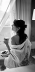 Frau entspannt sich mit Wein Poster - Posterbox.dk