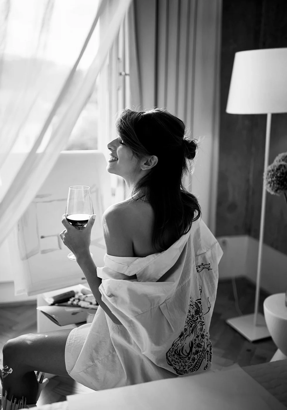 Frau entspannt sich mit Wein Poster - Posterbox.dk
