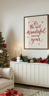ein geschmückter Weihnachtsbaum in einem Wohnzimmer
