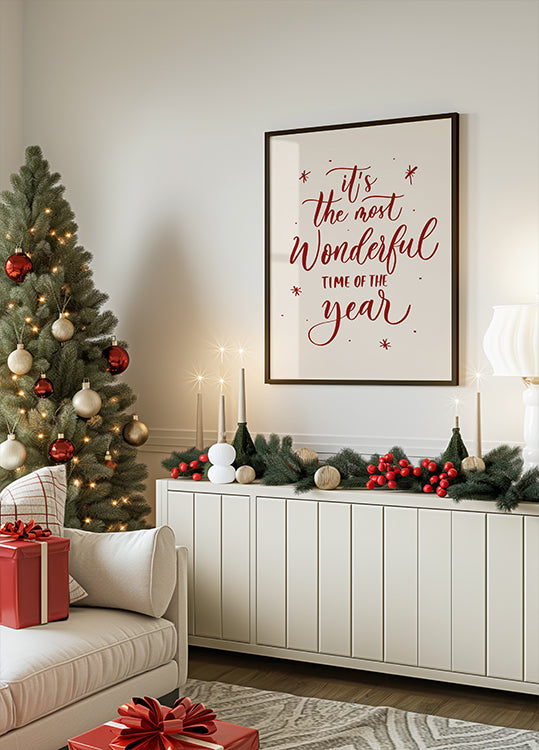 ein geschmückter Weihnachtsbaum in einem Wohnzimmer