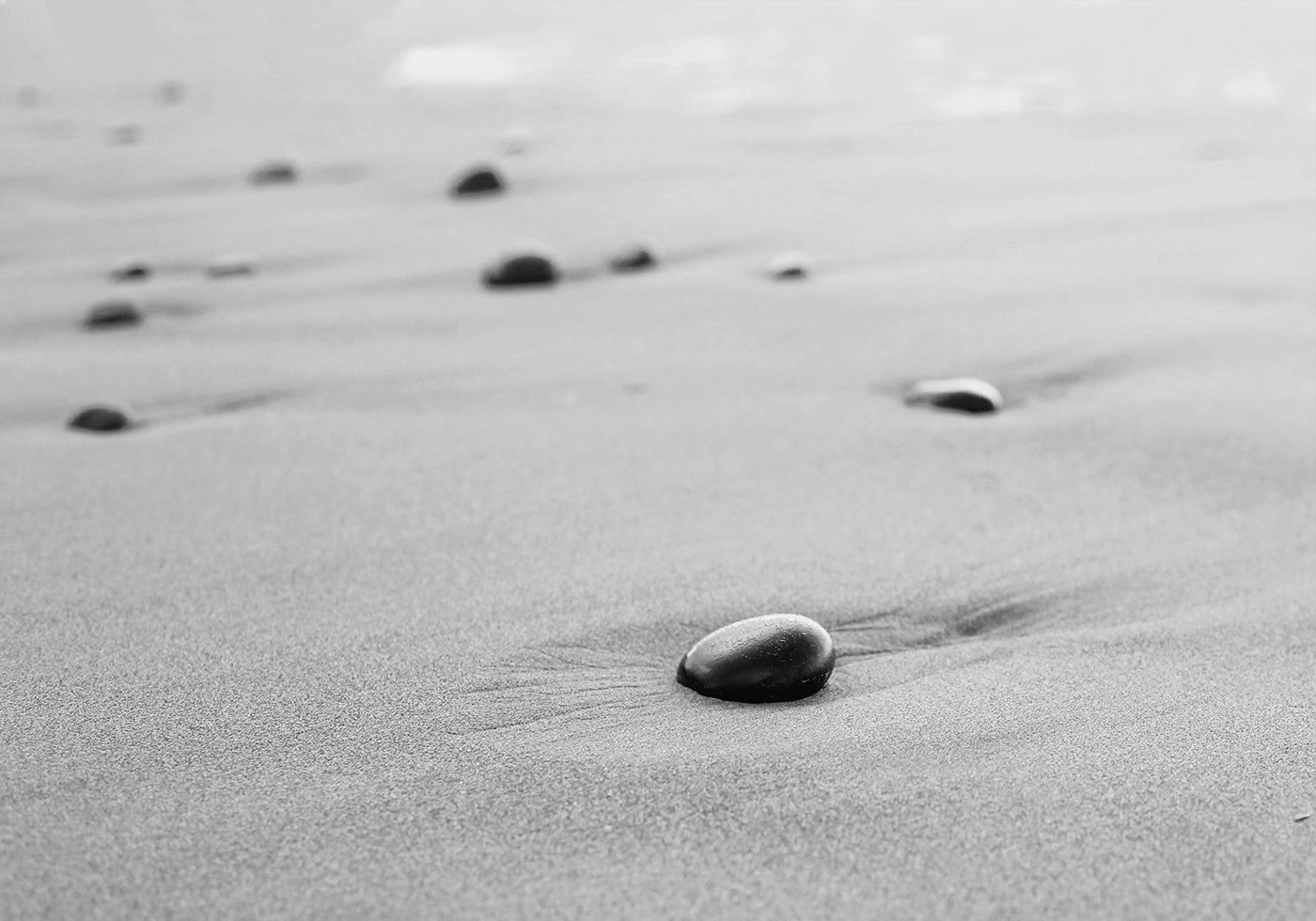 Kleine Steine ​​am Strand Poster - Posterbox.dk