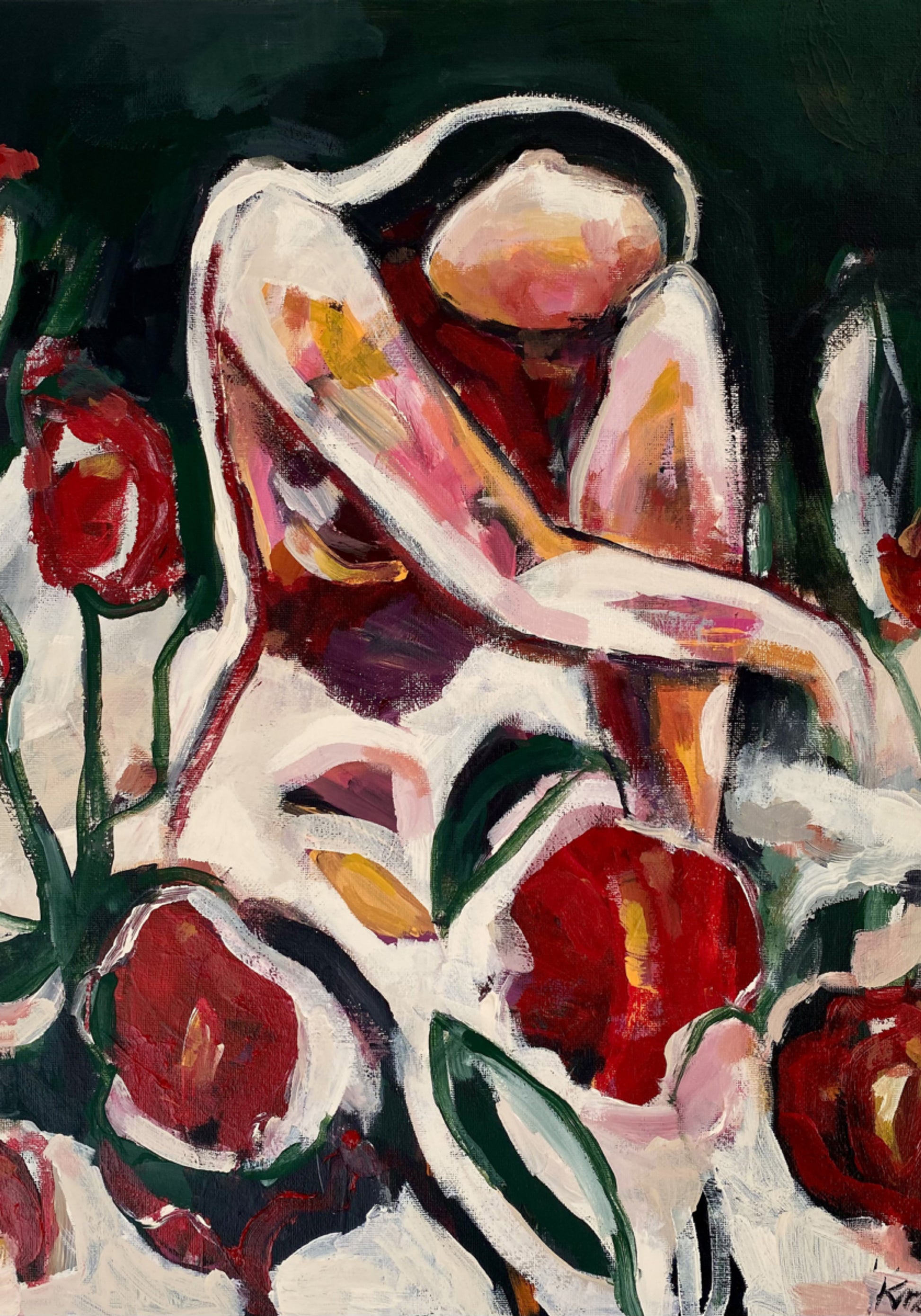 Frau unter roten Blumen