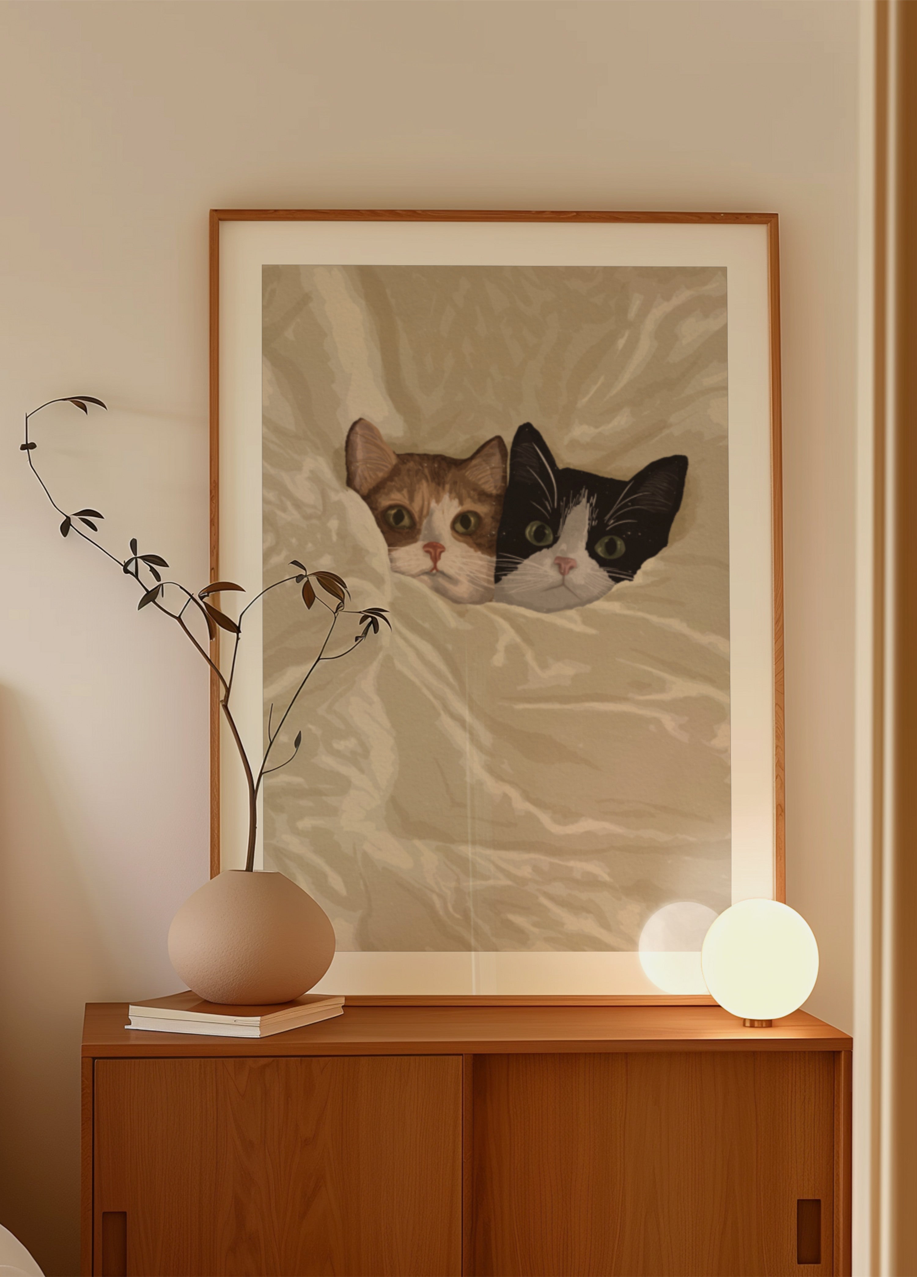 Gemütliche Katzen, die herausschauen