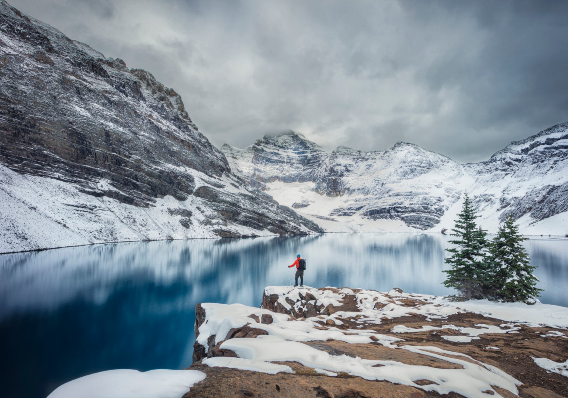 Wanderer am verschneiten See
