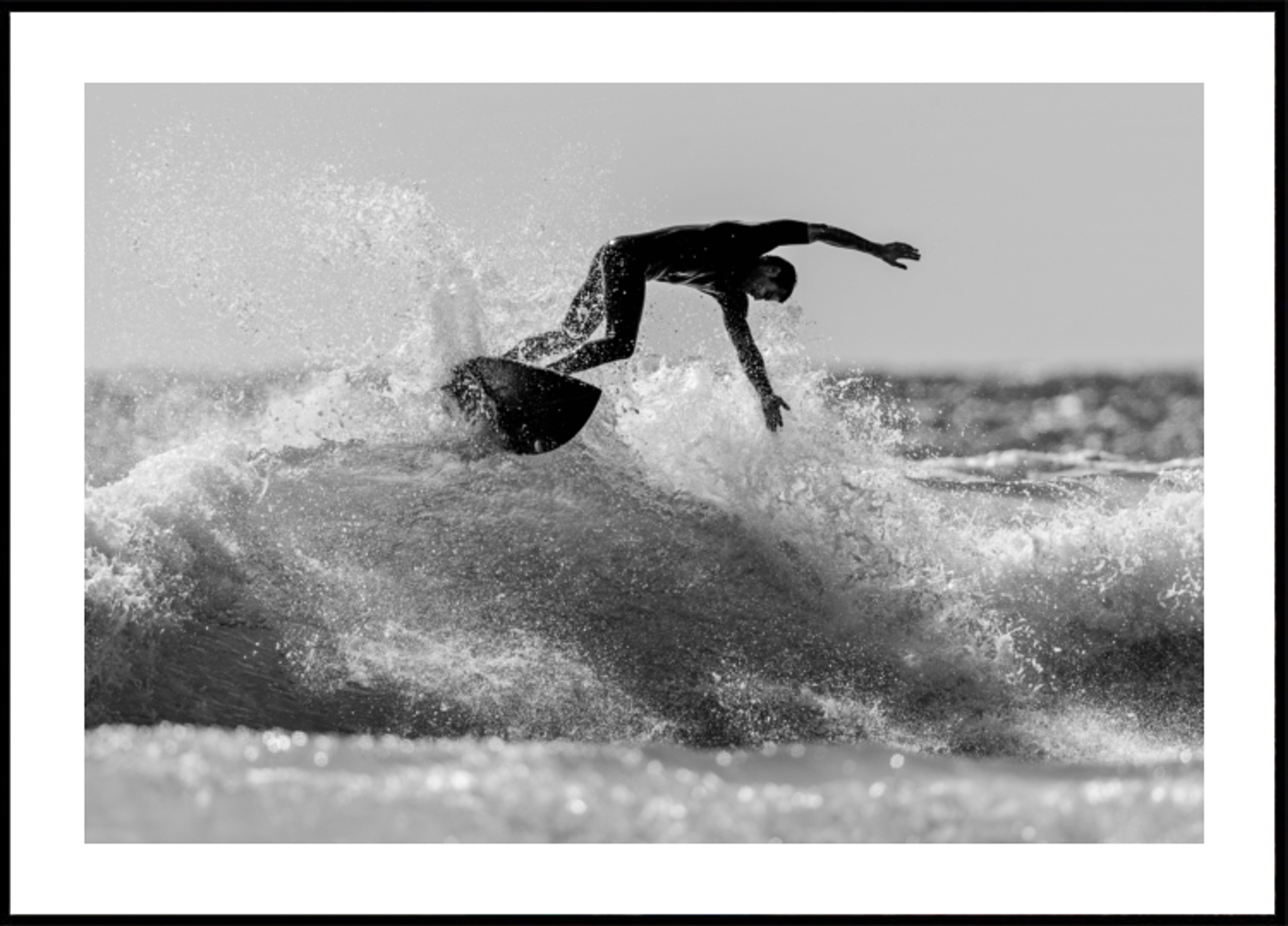 Surfer reitet Meereswelle